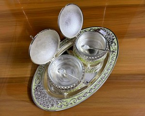 Bandeja de Metal Plateada de Lujo con 2 Tazones con Tapa y Juego de Cucharas, Decorativa con Esmalte Verde Pistacho para Frutos Secos Nirmala - Product Image 1