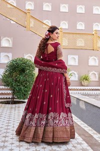 En stock : Choli traditionnel en soie pure, au design magnifique et riche, idéal pour mariage, fête ou fiançailles. - Product Image 4
