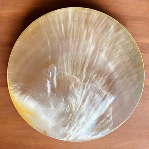 จานเปลือกหอยสแกลลอปขอบโค้งมน พื้นผิวมีประกายรุ้ง สำหรับโชว์เครื่องประดับ ฐานเทียน และตกแต่งจากเวียดนาม - Product Image 1