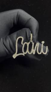 จี้เพชรโมอิสซาไนต์ทรงตัวอักษรแบบเขียนลายพิเศษ สไตล์ฮิปฮอป หรูหรา ผ่านการทดสอบเพชร เงินแท้ 925 ชุบโรเดียม ประดับเพชร - Product Image 6