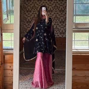 Salwar Kameez de Seda de Diseñador - Elegante Conjunto de Fiesta con Top, Pantalón y Dupatta - Product Image 4