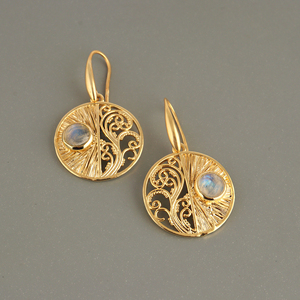 ต่างหูแบบห้อยสไตล์ดีไซเนอร์ ประดับด้วยมูนสโตนทรงกลมแบบคาโบชอง ดีไซน์ลายฉลุ ตัวเกี่ยวแบบตะขอ ชุบทอง 18k ขายส่งเครื่องประดับ - Product Image 4