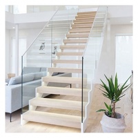 Alphalucasa — escalier droit en bois, balustrade en verre, marches avec bande en bois