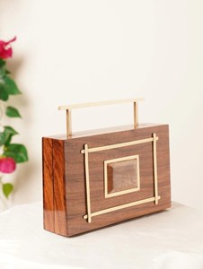 Bolso rectangular de madera personalizado con decoración de latón en el lateral y diseño único para niñas, a un precio económico y asequible por UO. - Product Image 3