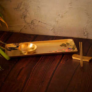 Elegante juego de platos para sushi de latón, cuidadosamente elaborado para fusionar la tradición atemporal con una presentación moderna. - Product Image 1