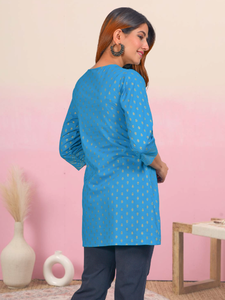 Kurti court en coton imprimé floral bleu sarcelle, élégant et décontracté, en tissu respirant et confortable, haut pour femme, idéal pour l'été et le quotidien. - Product Image 4