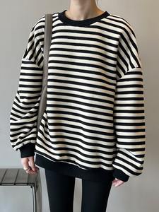 Sudadera con Capucha a Rayas de Cuello Redondo Vintage para Mujer, Diseño Invernal, Forro Polar - Product Image 2