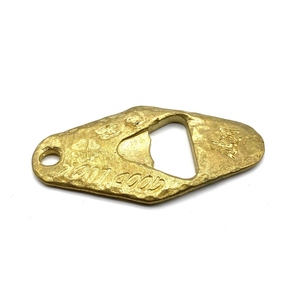 Abridor de botellas metálico dorado con un diseño elegante y detalles de texto de buena suerte, creando un accesorio impresionante para fiestas. - Product Image 3