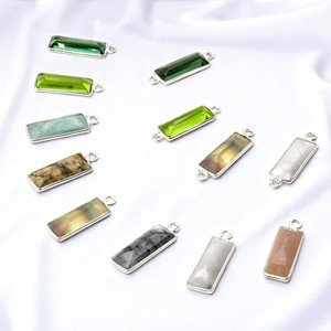 Pendentif breloque rectangulaire à facettes en pierre de péridot, en alliage de zinc plaqué or, avec serti clos chrétien, pour la fabrication de bijoux - Product Image 4