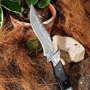 Couteau de camping à lame motif Damas, manche en bois noir avec accents métalliques, étui en cuir gravé, qualité industrielle OEM - Product Image 4