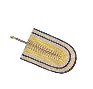 Abanico de paja azul y amarillo tejido a mano, ecológico, con diseño geométrico étnico, para refrescarse en fiestas de verano y la playa. - Product Image 2