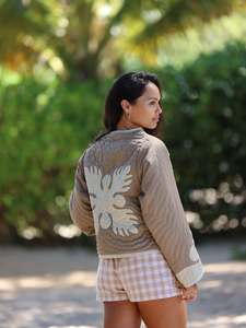 Chaqueta Corta Acolchada con Apliques de Hojas Tropicales Premium para Mujer, Mangas Largas, Frente Abierto, Color Caqui, Taupe, Crema, Estilo Boho, Hecha a Mano - Product Image 2