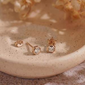 Boucles d'oreilles clous solitaires unisexes en moissanite taille hexagonale 4 mm East West, avec or rose 14 carats, bijoux de mode raffinés pour amis - Product Image 1