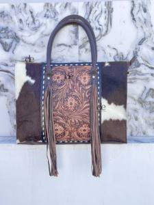 กระเป๋าหนังวัวแท้ลายแกะสลักด้วยมือ ดีไซน์ใหม่ปี 2026 พร้อมพู่หนังสไตล์ยิปซี โบโฮ วินเทจ ทำมือ สะพายไหล่เก๋ไก๋ - Product Image 2