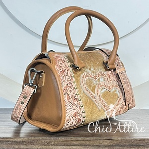 Bolso de Cuero Vacuno Hecho a Mano con Diseño de Corazón, Estilo Bandolera, para Fin de Semana, Unisex, Regalo, Estilo Boutique - Product Image 1