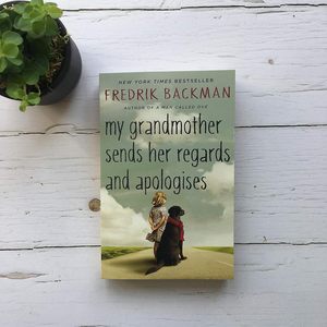 Mi abuela le envía sus saludos y se disculpa por su libro en inglés de Fredrik Backman, libro en papel tapizado sobre la familia y la amistad. - Product Image 1