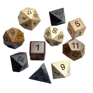 Ensemble de dés en bois personnalisable avec logo RPG Dungeons and Dragons, haute qualité, polyédrique, 7 pièces, durable, emballé dans une boîte en métal - Product Image 1