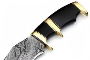 Cuchillo de exterior hecho a mano de acero de Damasco con mango de cuerno negro y guardacuchillo de latón - Product Image 2