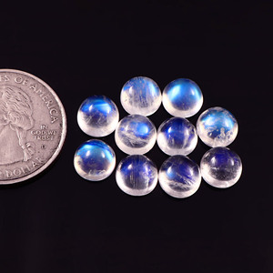 Pierre de lune arc-en-ciel naturelle de haute qualité de 5 mm, lisse et polie, avec jeu de couleurs, certifiée par une tierce partie, provenant du Rajasthan, de la marque Anam Emporium - Product Image 3