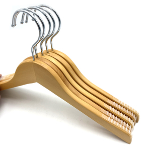 Cintres en bois de qualité supérieure, logo personnalisable et crochets métalliques, commandes sur mesure acceptées, pinces à pantalon antidérapantes sur mesure. - Product Image 3