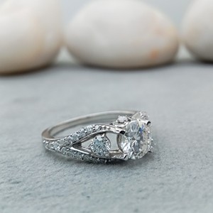 แหวนแต่งงานทรงทันสมัยสำหรับผู้หญิงจาก D'VINS JEWELS ประดับเพชรทรงบริลเลียนต์สี D ขาว ชุบเงินและทองคำ พร้อมใบรับรอง - Product Image 4