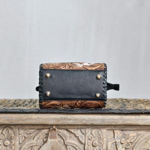 Bolsa de Viaje de Cuero Hecha a Mano de Lujo, Color Bronceado, con Diseño de Cartas de Póker, Cierre de Cremallera, Estilo Duradero - Product Image 3