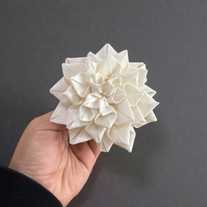 Flor de Madera Sola Dahlia Tessellation Hecha a Mano y Sostenible, 8.5 CM, con Varilla de Fibra Vegetal de Sesbania - Product Image 4