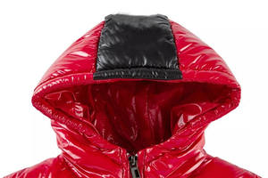 Chaqueta Bomber Impermeable con Capucha para Hombre, Color Rojo, Diseño a Cuadros, Logotipo Grabado en Relieve en la Parte Delantera, Cierre de Cremallera, Grosor Estándar Informal, 80% Forma de Corazón - Product Image 6