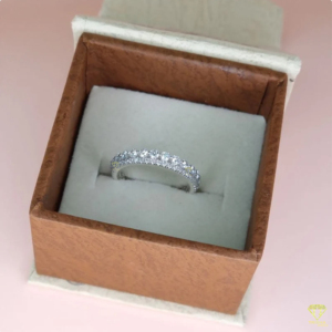 Elegante Anillo de Eternidad Dorado con Diamantes de Corte Redondo, Joyería de Lujo para Boda, Regalo de Aniversario para Ella - Product Image 2