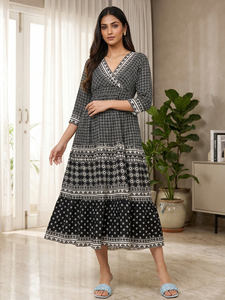 Robe à volants en polyester à motif floral pour femme, noire, manches trois quarts, col superposé, mode décontractée, robe d'été à volants style western - Product Image 1