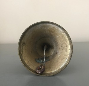 Cloche à main en laiton à motif unique avec manche en bois pour les rituels quotidiens, les activités de groupe et sonnerie claire, cloche à main en laiton faite à la main - Product Image 4