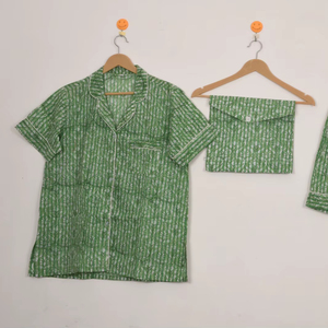 Juego de Dos Piezas con Estampado de Prado Verde - Product Image 1