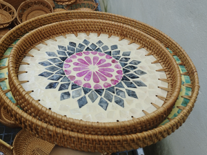 Plateau en rotin et nacre artisanal du Vietnam pour la présentation décorative de table, le service et l'aménagement intérieur - Product Image 4