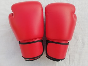 Nouveaux Gants de Boxe Sanda Professionnels en PU Rouge Authentique 12oz avec Logo Personnalisé, Moulage à la Machine, Fermeture Auto-agrippante Ajustable et Extensible - Product Image 1