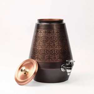 Distributeur d'eau en cuivre noir avec motif floral doré exquis, grande capacité de 5 L, réservoir métallique ayurvédique pour une vie saine et le bien-être - Product Image 4