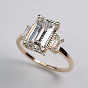 Anillo de Compromiso de Diamante Cultivado en Laboratorio con Corte Esmeralda de Lujo VVS Diam de 5.00 Ct, Oro Amarillo de 18K/14K/10K, Joyería Nupcial Solitario de 3 Piedras - Product Image 1