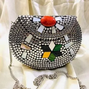 Bolso de Mano Premium Kundan para Boda, Cartera Floral para Fiesta, Colección de Accesorios de Moda Hechos a Mano por Diseñadores - Product Image 3