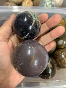 Sphère de cristal de calcédoine violette naturelle de qualité supérieure, boule de pierre précieuse polie avec un ton lavande doux, pierre de guérison, taille 3-5 cm - Product Image 5