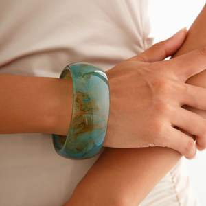 กำไลเรซินแบบพรีเมี่ยมเนื้อเรียบเนียนเครื่องประดับที่น่าดึงดูดทันสมัย - Product Image 5