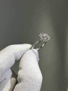 แหวนหมั้นมอยซาไนต์ • แหวนเพชรโมอิสซาไนต์ทรงกลม 3.5 กะรัต • แหวนเคลือบทองพรีเมียม • ดีไซน์แบบ Cathedral + สายรัดแบบซ่อน - Product Image 2