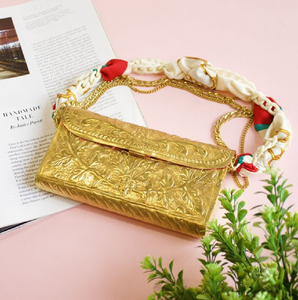 Pochette à main en laiton bicolore de style enveloppe avec gravure de feuilles en filigrane orné et poignée circulaire argentée, disponible en gros - Product Image 4