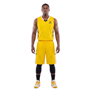 Ensemble d'uniformes de sport pour adultes en polyester respirant jaune, maillot sans manches à col en V et short - Product Image 1