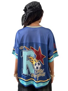 Camiseta de fútbol americano de malla personalizada OEM para mujer, estilo crop oversize, con hombros descubiertos, corte holgado, top gráfico Y2K streetwear - Product Image 2