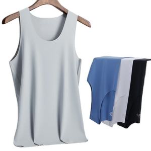Camiseta sin mangas de punto de color liso para hombre, cuello redondo, de poliéster transpirable de secado rápido, para uso casual, en colores gris claro, azul y negro, de seda helada sin costuras para hombre. - Product Image 1