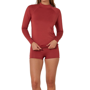 Haut de bain anti-UV à manches longues pour femme, tendance 2026, en polyester rouge, idéal pour l'entraînement, la gym et la natation - Product Image 1
