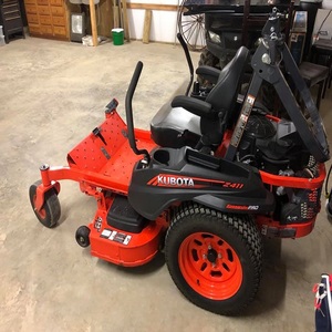 Tondeuse autoportée Kubota haute performance avec système de coupe de gazon conçu pour une efficacité optimale dans l'entretien des grandes surfaces. - Product Image 4