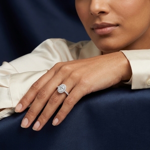 Bague de fiançailles pour femme en or blanc avec diamant taille ovale, halo et diamants latéraux, certifiée IGI, style classique - Product Image 5