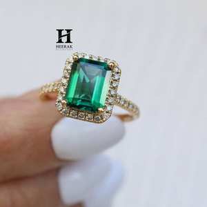 Bague de fiançailles de luxe en or jaune 14 carats avec émeraude verte de 2 carats cultivée en laboratoire et halo de diamants pour femme, vente en gros - Product Image 5