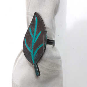 Elegante servilletero de metal Ampersand Clip en azul llamativo Perfecto para amantes de la tipografía de decoración de boda rústica o exhibiciones artísticas - Product Image 6