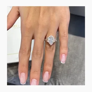 Anillo de Compromiso con Halo de Diamantes Cultivados en Laboratorio IGI de 3.1 Quilates, Corte Pera, EF/VS1, Oro Amarillo de 14k - Product Image 4